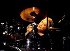 2010년 스티브 갯의 드럼 세트 뒤 모습