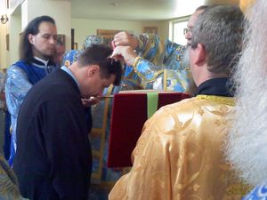 성직자 삭발례(주교의 손에 가위를 주목)