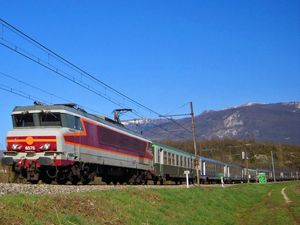 리옹으로 가는 아르트마르를 통과하는 기차