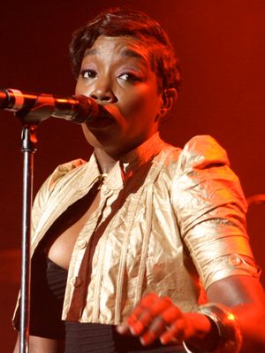 2009년 파라마운트 극장에서 공연하는 에스텔