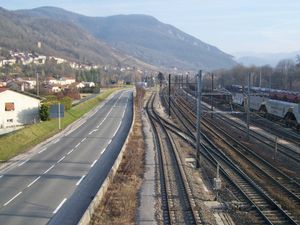 D1504 도로와 리옹에서 제네바까지의 철도 노선