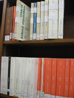 미드-맨해튼 도서관에 비치된 연방규정집. 대통령에 관한 제3편은 보관되어 있다. 각 새로운 대통령의 첫 해에는 책이 더 두꺼워진다.