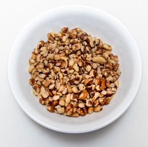 껍질을 벗기고 껍질을 벗긴 흑호두 커널 한 그릇