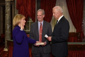 조 바이든 부통령 앞에서 미국 상원 의원 선서를 하는 해선