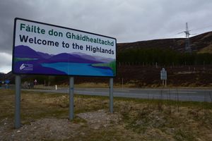 킹구시 남쪽 A9 도로가 하일랜드 의회 구역으로 들어가는 지점의 도로 표지판