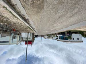 코드링턴의 중부 지역. 관광 안내소, 슈퍼마켓, 바부다 의회 행정 건물, 스포츠 단지 및 공공 보건 부서가 위치해 있다.