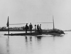 USS Holland는 1900년 Holland Torpedo Boat Station에서 미국 해군에 취역했다.