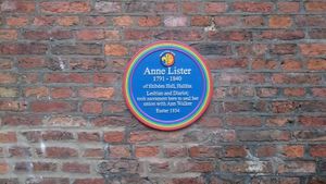 2019년 5월 앤 리스터와 앤 워커에게 헌정된 요크주 굿램게이트 홀리 트리니티 교회 외벽의 무지개 명판