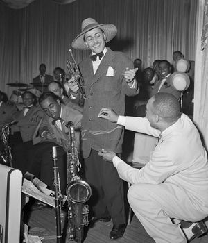 라이오넬 햄프턴(Lionel Hampton) 밴드의 트럼펫 연주자가 주트 수트를 입고 있다.