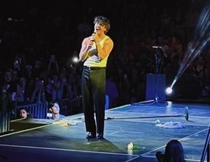 2023년 펄스 투어에서 공연하는 분