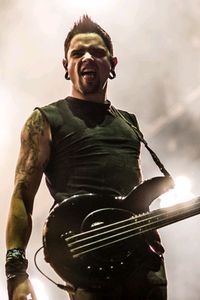 2013년에 촬영된 베이시스트 제이슨 제임스는 Venom 녹음 세션이 시작되기 직전에 밴드를 떠났다.