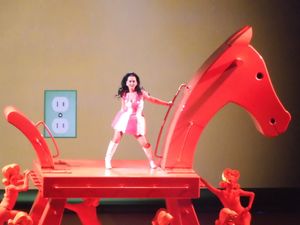 페리가 그녀의 레지던시 Play에서 "Dark Horse"를 공연하고 있다.