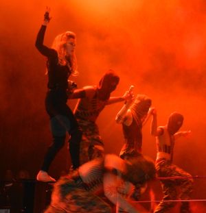 마돈나와 그녀의 댄서들이 2012년 The MDNA Tour에서 "Hung Up"를 공연하는 동안 슬랙라인을 타고 있다.