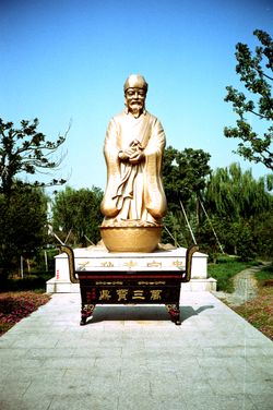 강남 거부 심만삼의 동상