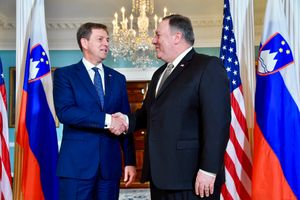 체라르가 2018년 12월 14일 미국 국무부에서 마이크 폼페이오 미국 국무 장관과 만나는 모습