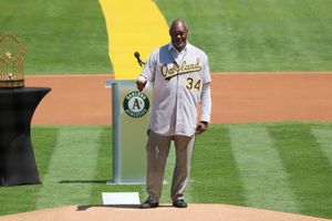 2019년 A's를 위해 시구를 한 후의 스튜어트