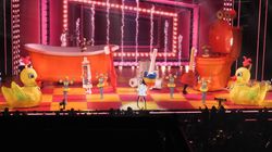 페리가 Play 레지던시 공연 중 "Waking Up in Vegas"를 부르고 있다.