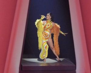 페리가 Play에서 "Teenage Dream"을 공연하고 있다.