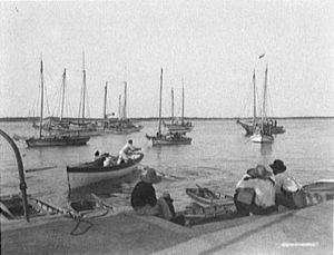 "Sloop John B"는 나소 (1900년경 사진)의 배에 관한 전통적인 민요이다.