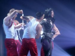 파리 제니트에서 "Who Am I Living For?"를 공연하는 페리