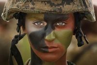 페리가 해병으로 변신하는 과정을 보여주는 영상