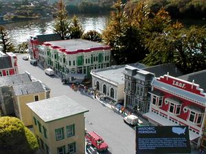 레고랜드 캘리포니아에 있는 펀데일의 역사적인 건물들. 왼쪽부터 시계 방향으로: Abraxas 빌딩, 빅토리아 인, NVB 은행 건물, 호바트 갤러리, IOOF 홀. 건물의 순서는 실제와 다르다.