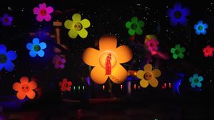 페리가 레지던시 Play 공연 중 "Daisies"를 공연하고 있다.