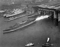 미국 해군 전함 「워싱턴 (BB-47)」의 진수와, 장비 공사 중인 자매함 「콜로라도」