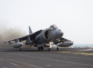 2003년 타라와에서 발진하는 USMC AV-8B 해리어