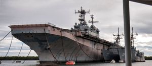 2013년 진주만에 정박한 타라와.