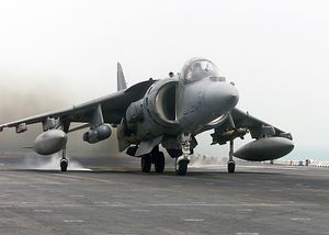 2003년 낫소에서 AV-8B 해리어가 발진을 준비하고 있다.