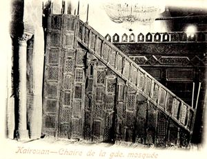 조각된 티크 민바르와 막수라를 보여주는 옛 엽서 (1900)