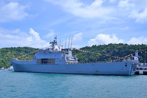 2023년 랑카위 국제 해양항공 전시회(LIMA)에 참가한 천왕봉급 상륙함 노적봉함(LST-689)