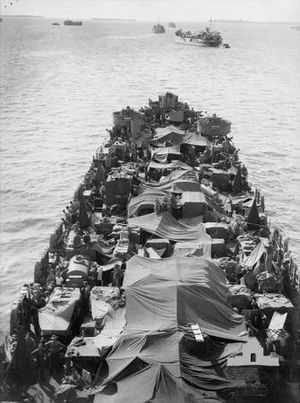 1945년 4월 오스트레일리아 제26여단을 모로타이 섬에서 타라칸 섬으로 수송하는 미 해군 전차상륙함(LST)