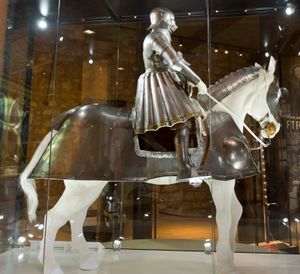 동시대 기병 갑주와 헨리 8세의 초기 갑옷. 왕립 무기고 박물관 소장