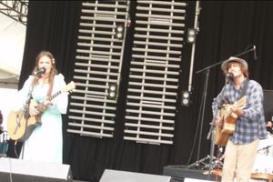 앤거스 & 줄리아 스톤(왼쪽의 줄리아)이 2007년 12월 태즈메이니아주 마리온 베이에서 열린 Falls Festival에서 공연하고 있다.