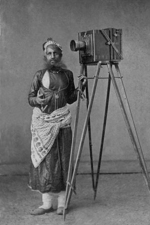 모한랄의 자화상 (그의 카메라와 함께, 우다이푸르, c. 1875). 우다이푸르 시립 박물관.