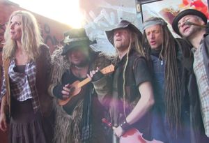 2015년 12월 31일 베를린에서 "Innit For The Money" 뮤직 비디오를 녹화하는 동안의 레드넥스. Whippy, Dagger, Joe Cagg, Ace Ratclaw, Boneduster Crock.