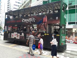 홍콩 트램 광고에 앨범의 다양한 실물 복사본이 전시되어 있다.