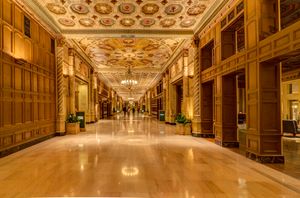 뮤직 비디오에 등장한 밀레니엄 빌트모어 호텔 복도