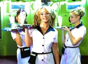 (You Drive Me) Crazy" 뮤직 비디오에서 댄스 클럽 웨이트리스 복장을 한 스피어스.