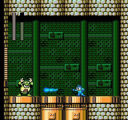 록맨이 토드 맨에게 메가 버스터를 발사하고 있다. 발사 버튼을 누르고 있으면 팔 캐논을 충전하여 강력한 샷을 발사할 수 있다.