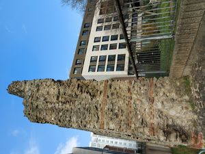 타워 힐 가든 옆에 남아 있는 런던 로마 벽 단면도