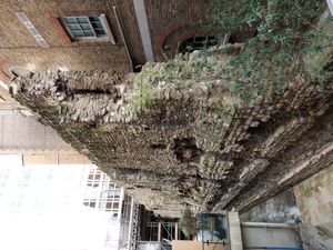 타워 힐 지하철역 옆에 남아 있는 런던 로마 벽