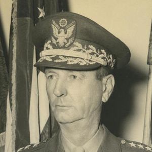 맥아더 지휘 예하 참모로서, 원산상륙작전에 대한 한계점을 지적하며 작전 수립과정에 참여하였다.