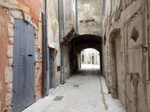 타라스콩에 있는 보키 아치는 촬영 장소 중 하나이다.