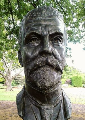 볼라랫 식물원 총리 가도에 위치한 조각가 윌리스 앤더슨의 앨프리드 디킨 흉상