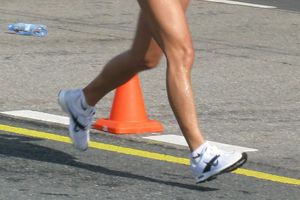 로스 오브 컨택트(Los of Contact) 반칙 사례. 양쪽 다리가 지면에서 떨어져 있음