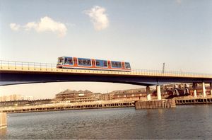 1세대 도클랜즈 경전철 열차가 1987년 9월 웨스트 인디아 독을 건너고 있다.