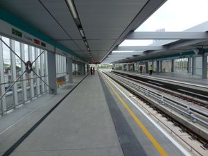 이전된 DLR 푸딩 밀 레인 역은 새롭고 더 넓은 승강장을 갖추고 있다.